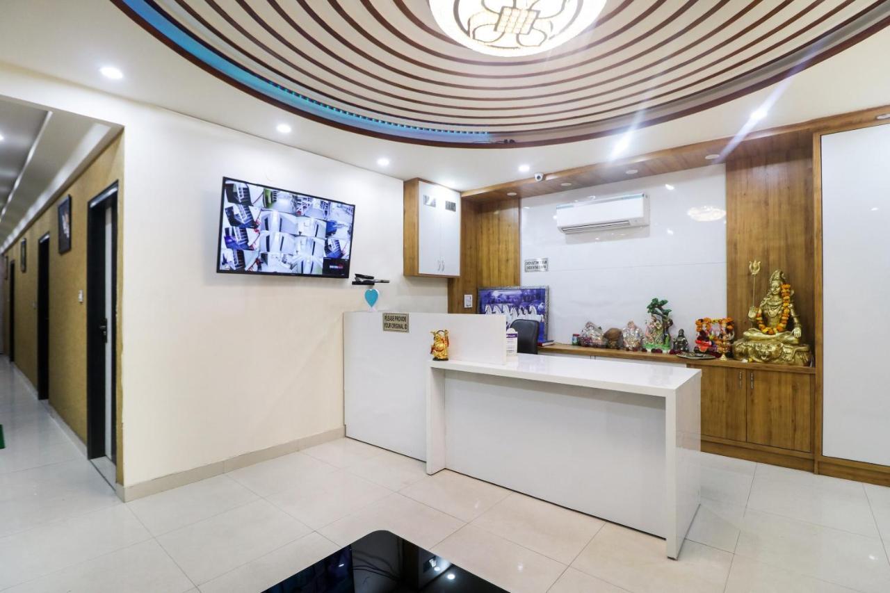 Oyo Flagship Paradise Near Jahangirpuri Metro Station 3*