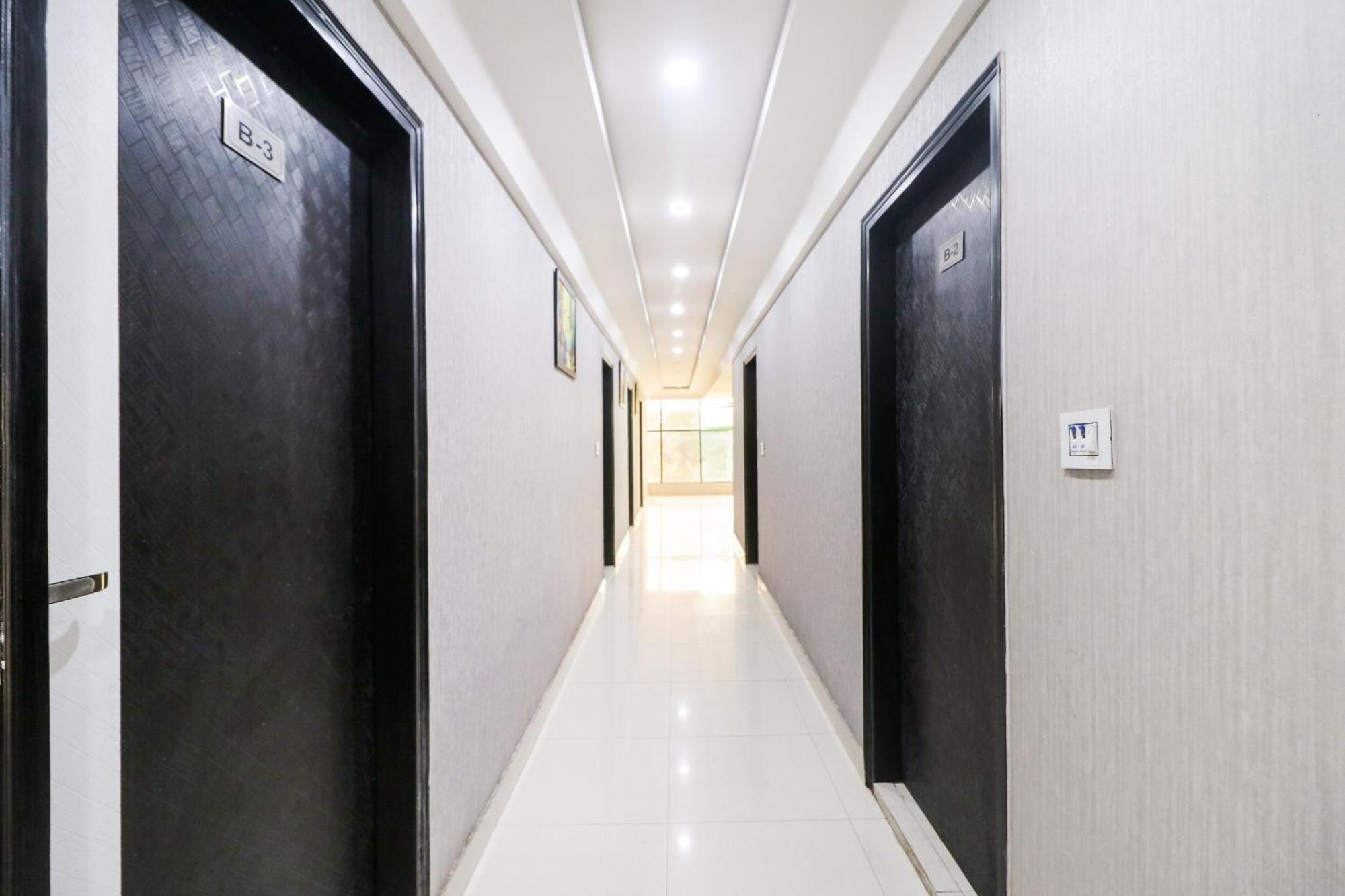 Oyo Flagship Paradise Near Jahangirpuri Metro Station 3*